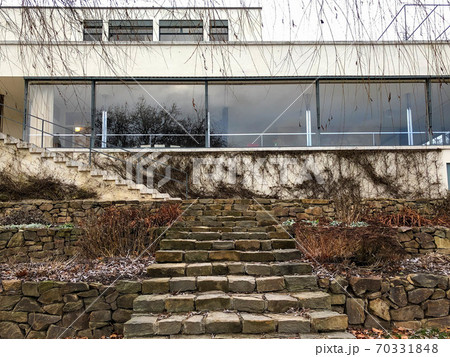 【チェコ・ブルの】トゥーゲントハット邸（ミース・ファン・デル・ローエ作） 70331848