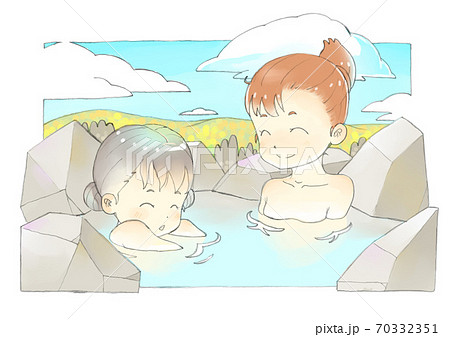 秋晴れの日に露天風呂でくつろぐ母娘 70332351