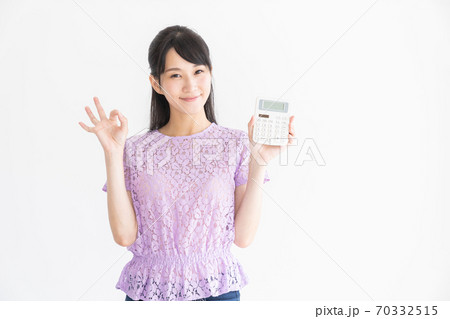 電卓を持つ笑顔の女性 70332515