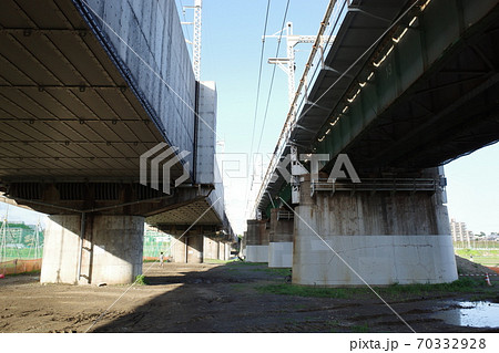 東海道新幹線と横須賀線の多摩川沿いの高架下（川崎側） 70332928