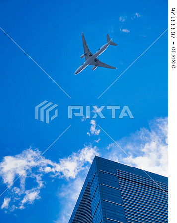 青空を飛ぶ旅客機とビル 青空を飛ぶ旅客機とビル 70333126
