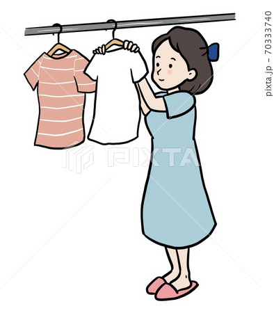 洗濯物を干す女性のイラスト素材