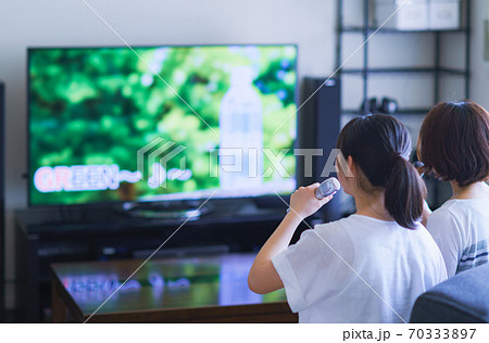 家庭用ゲーム機のアプリで「おうちカラオケ」を家族（親子）で楽しむシーン 70333897
