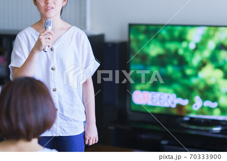 家庭用ゲーム機のアプリで「おうちカラオケ」を家族(親子)で楽しむシーン 家庭用ゲーム機のアプリで「おうちカラオケ」を家族(親子)で楽しむシーン 70333900