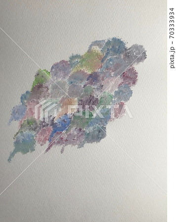 連なる淡い風船 70333934