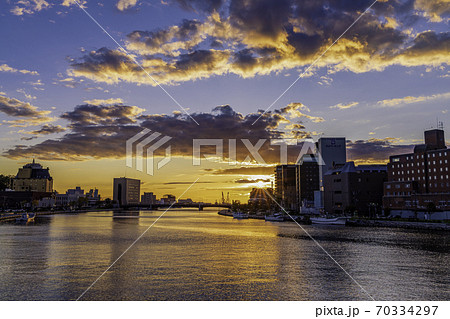 幣舞橋・釧路川に沈む夕日と夕焼け 幣舞橋・釧路川に沈む夕日と夕焼け 70334297