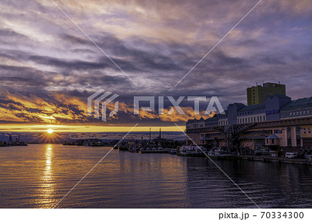 幣舞橋・釧路川に沈む夕日と夕焼け 幣舞橋・釧路川に沈む夕日と夕焼け 70334300