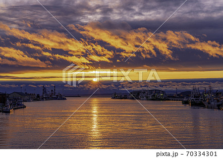 幣舞橋・釧路川に沈む夕日と夕焼け 幣舞橋・釧路川に沈む夕日と夕焼け 70334301