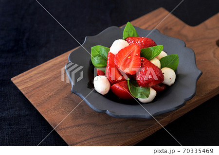 いちごとトマトのカプレーゼ 70335469
