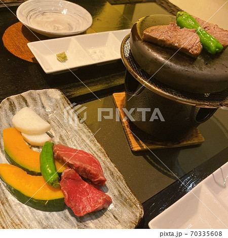 溶岩石焼きプレートで高級和牛ステーキ 70335608