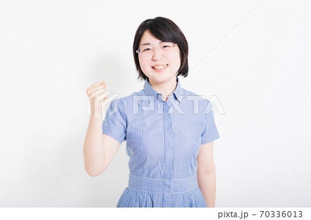 ガッツポーズをする若い女性 ガッツポーズをする若い女性 70336013