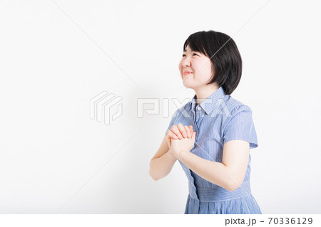 お願いする女性 お願いする女性 70336129