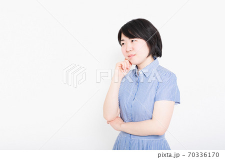 悩み事を抱える女性 70336170
