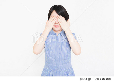 目を隠す女性 70336366
