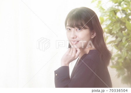 振り向いた女性 70336504