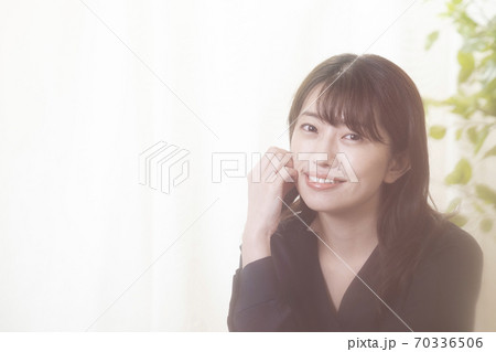 微笑む女性 70336506