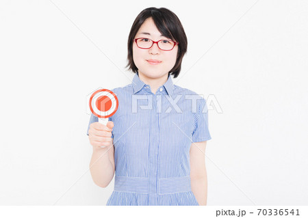 OKのプラカードを持つ女性 OKのプラカードを持つ女性 70336541