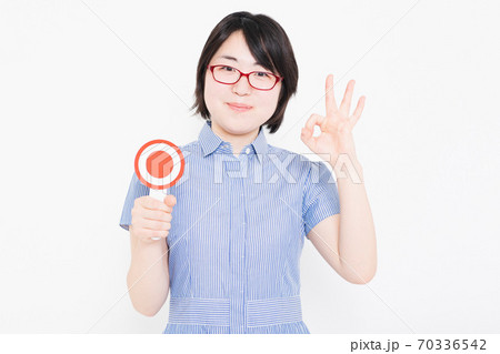 OKのプラカードを持つ女性 OKのプラカードを持つ女性 70336542