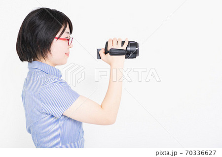 ビデオカメラで動画を撮影する女性 ビデオカメラで動画を撮影する女性 70336627