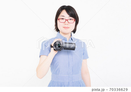 ビデオカメラで動画を撮影する女性 70336629