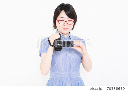 ビデオカメラで動画を撮影する女性 ビデオカメラで動画を撮影する女性 70336630