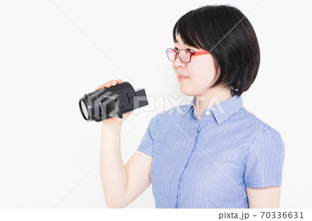 ビデオカメラで動画を撮影する女性 ビデオカメラで動画を撮影する女性 70336631