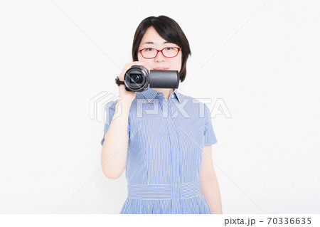 ビデオカメラで動画を撮影する女性 ビデオカメラで動画を撮影する女性 70336635