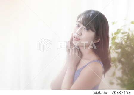 タンクトップを着たカメラ目線の女性 70337153