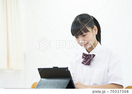 女子中学生 女子高生 授業 タブレット 女子中学生 女子高生 授業 タブレット 70337308