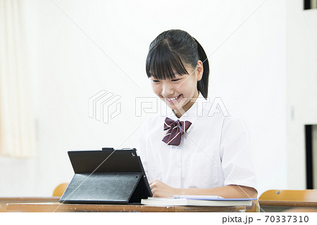 女子中学生 女子高生 授業 タブレット 女子中学生 女子高生 授業 タブレット 70337310