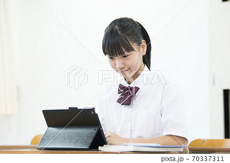 女子中学生　女子高生　授業　タブレット 70337311
