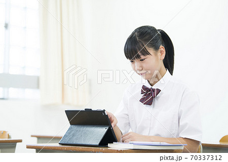 女子中学生 女子高生 授業 タブレット 女子中学生 女子高生 授業 タブレット 70337312