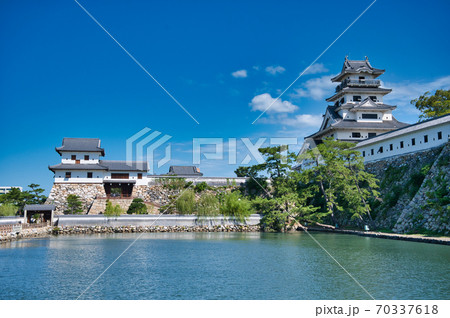 愛媛県今治市にある今治城の石垣とお堀、天守閣 愛媛県今治市にある今治城の石垣とお堀、天守閣 70337618
