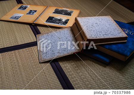 窓辺で古いアルバムを見る 窓辺で古いアルバムを見る 70337986