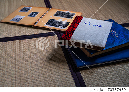 窓辺で古いアルバムを見る 70337989
