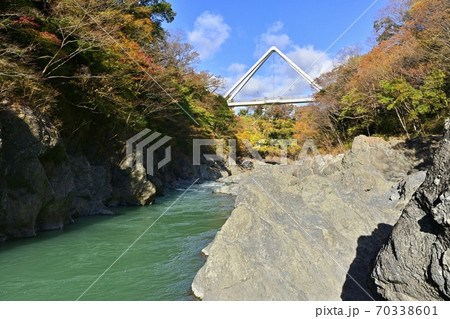 秋の高津戸峡とはねたき橋 70338601