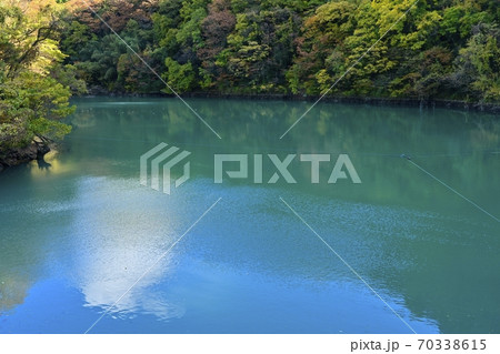 秋の高津戸峡の高津戸ダム湖 70338615