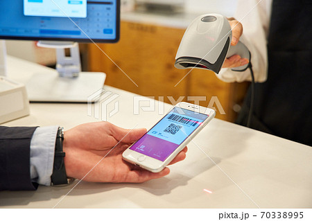 電子マネーで支払うお客 70338995