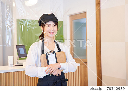 ビニールパーテーションのあるショップ店員 ビニールパーテーションのあるショップ店員 70340989