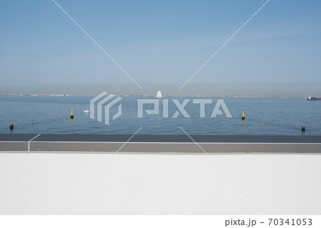 千葉木更津市の東京湾アクアラインの海ほたるpaから観える人工島の風の塔の写真素材