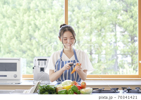 料理する女性 料理する女性 70341421