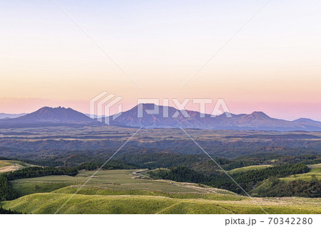 大分県　阿蘇くじゅう国立公園　久住高原展望台から望む朝焼けの久住高原 70342280