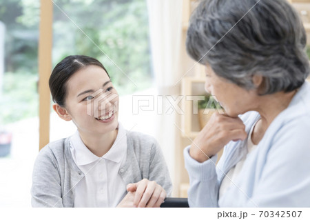 話をする若い女性介護士 70342507