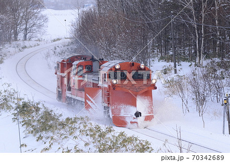 僅かに積もった雪も毎日丁寧に掻いていくラッセル車 僅かに積もった雪も毎日丁寧に掻いていくラッセル車 70342689