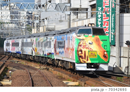 札幌駅で乗車を待つ子供たちの元へ入線する「旭山動物園」号 札幌駅で乗車を待つ子供たちの元へ入線する「旭山動物園」号 70342693