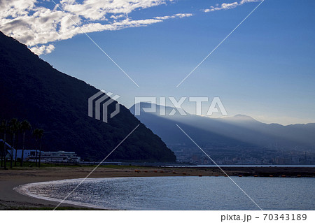 夕暮れの田の浦ビーチ 70343189