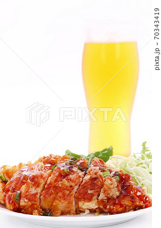 鶏唐揚げ　あんかけ　ビール　白背景 70343419
