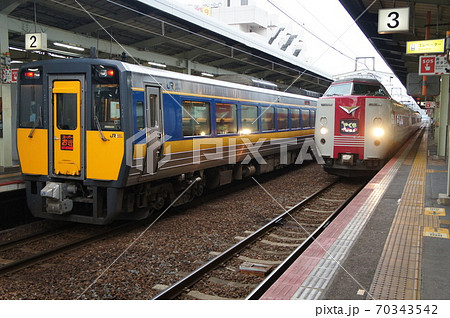 JR西日本 特急やくも号（381系）と特急おき（キハ187系）（松江駅）の