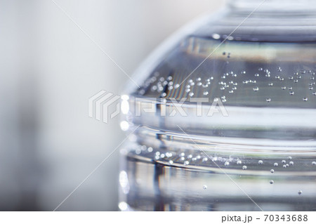 ペットボトルの水と中で輝く空気の泡の写真素材