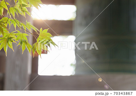 静寂の中で大晦日の除夜の鐘の時を待つ鐘楼の鐘 70343867
